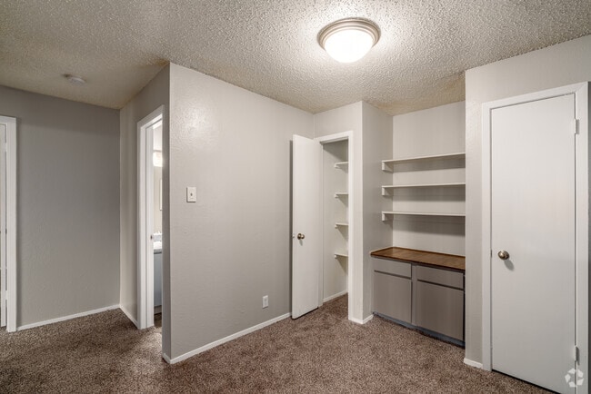 2BR, 2BA - 961SF - Dining Room