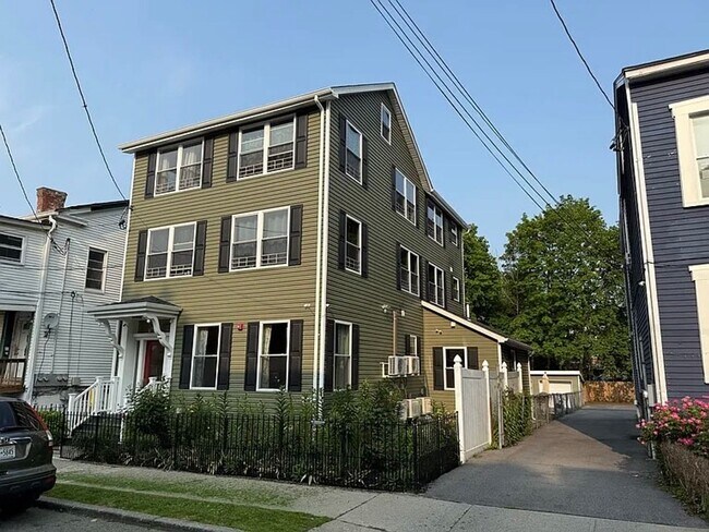 Photo - Newly Renovated 3 Bedroom Apartment - Poug...