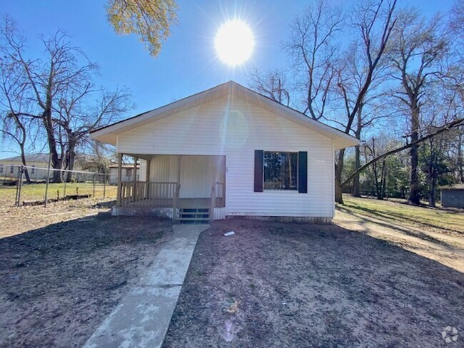 Building Photo - Coming Soon! Updated 3 bedroom 2 Bath Home...