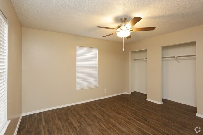 2BR, 1 BA - 775SF - Oaks on Bandera