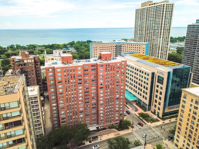 Building Photo - 2909 N Sheridan Rd Unit 1401