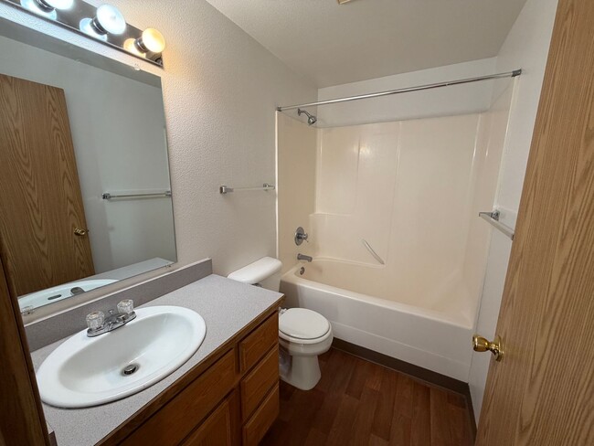 Photo - 188 Unit 489 Ecols St S