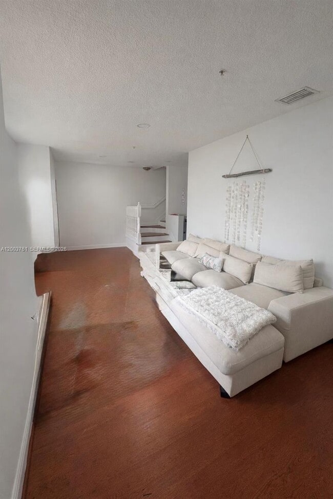 Photo - 556 NW 39th Cir