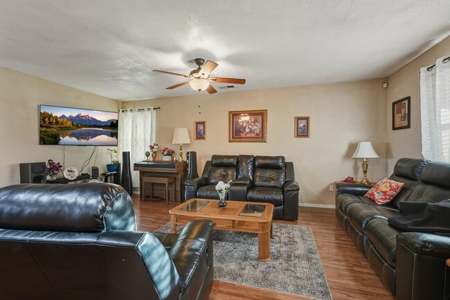 Photo - 1700 Gschwind Pl SW