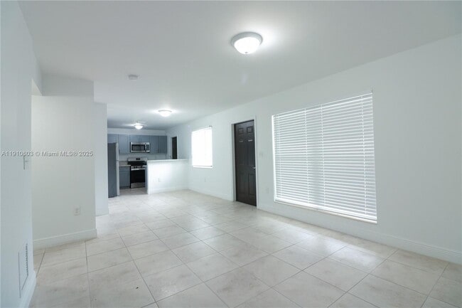 Building Photo - 1955 NW 5th Pl Unit 3