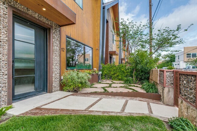 Photo - LUXURY TOWNHOME IN LONE STAR DISTRICT