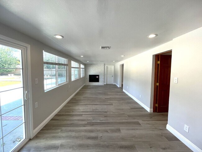 Photo - Beautiful 4-Bedroom Home with Pool and Lux...