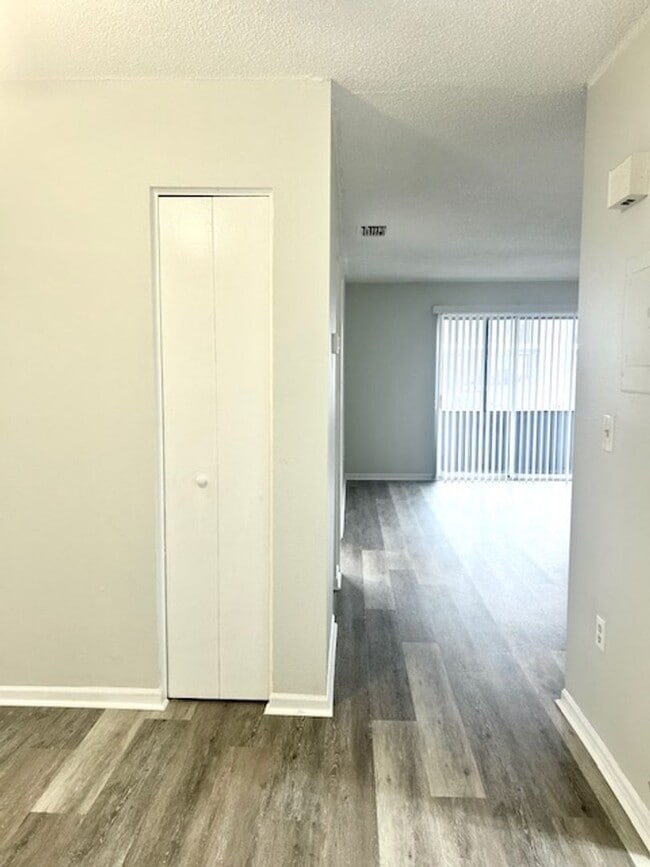 Photo - 1/1 WITH BALCONY - CLOSE TO SHOPPING/COLLEGES/BEACHES