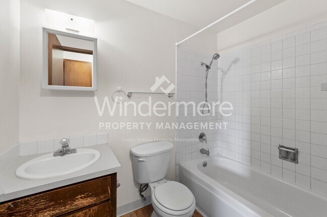Photo - 3005 S Whipple Rd Unidad #3