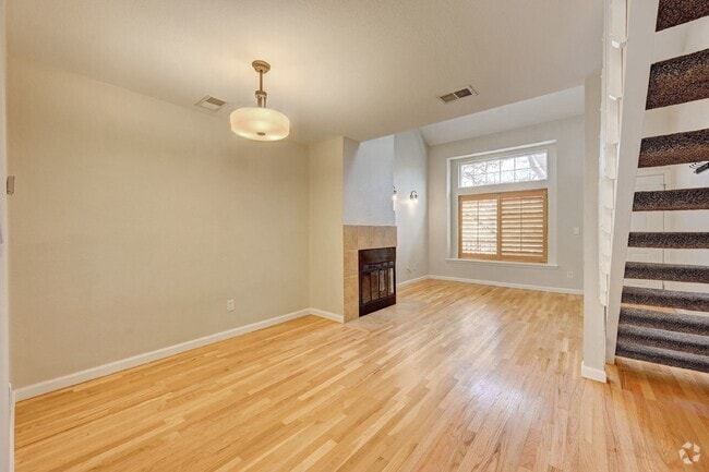 Building Photo - $1,995 - 2 Bed, 2 Bath Lofted Townhome in ... Unit D23