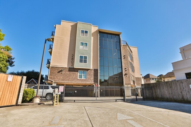 Building Photo - 2802 Morrison St Unit 201