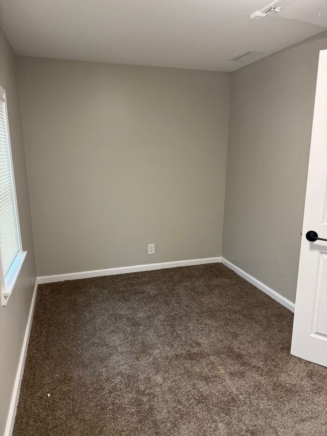 Photo - Nice 2 bedroom ranch with lake access