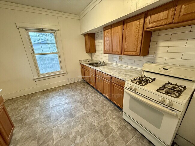 Photo - 240 Park Ave SW