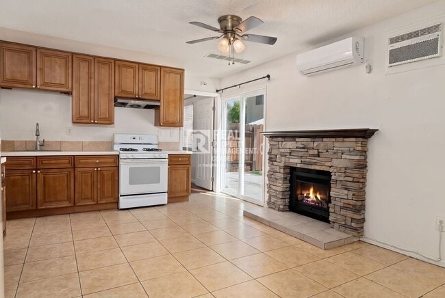 Building Photo - 3009 Canyon Crest Dr Unit B
