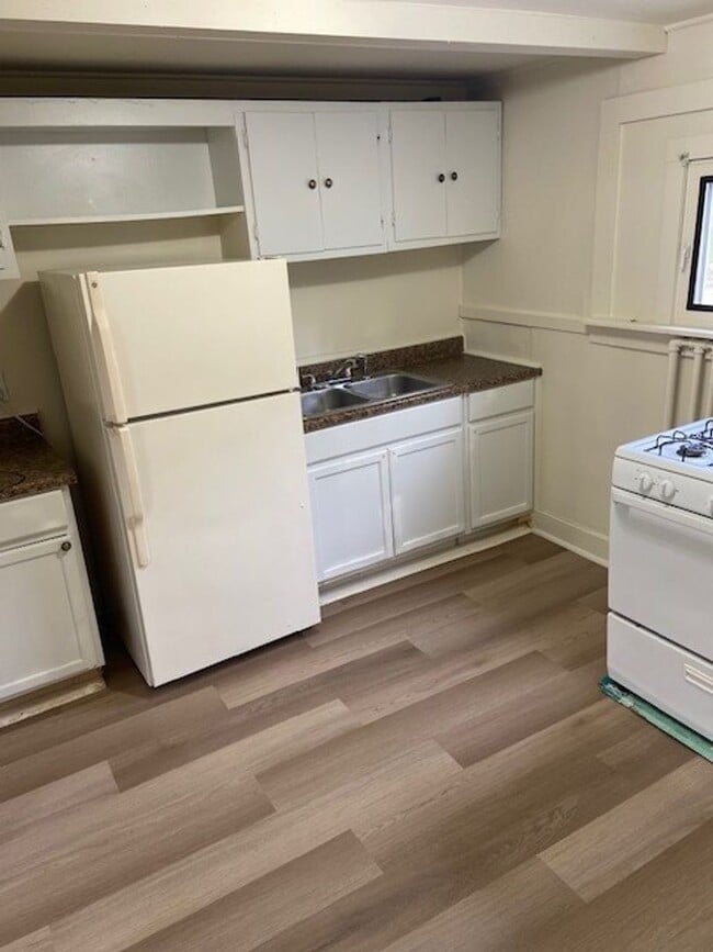 1 Bed 1 Bath Duplex 1515 Pine St Muskegon Townhome Townhome Rental in Muskegon MI