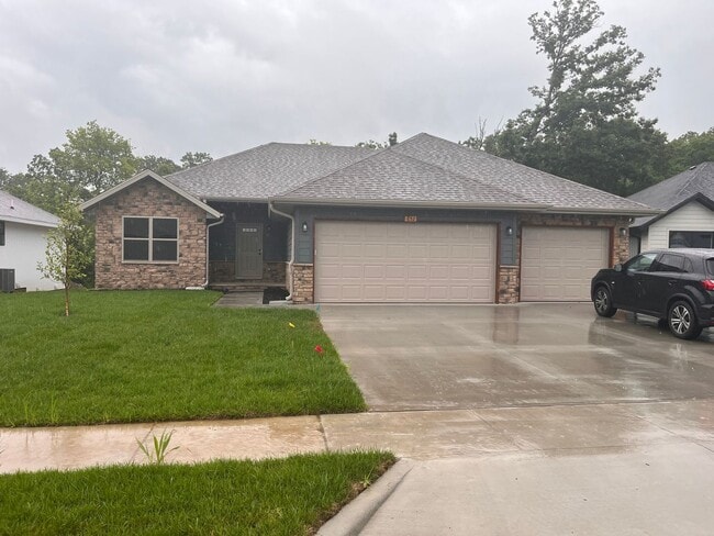 Building Photo - Beautiful, brand-new, 3-bedroom, 2-bath home in Nixa with a 3-car garage.