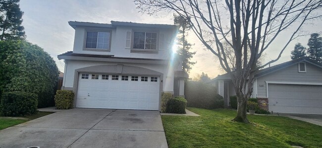 Photo - 3 Bedroom 2.5 bsthroom home in Gated Elk Grove Communtiy