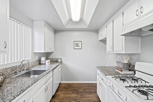 Photo - Villa Marseilles Apartments