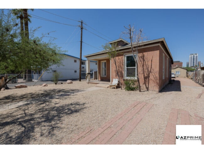 Building Photo - Charming 2/1 Apartment unit in the Heart o...