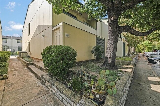 Building Photo - 6718 Silvermine Dr Unit 903