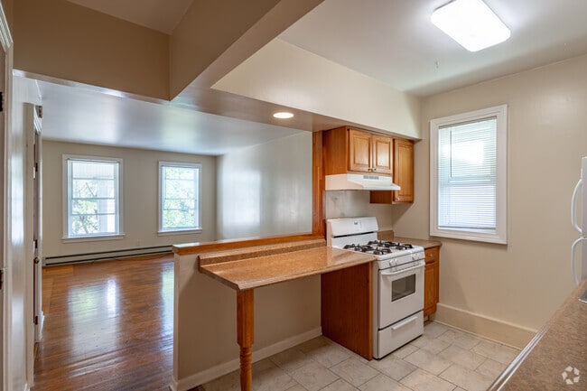 1BR, 1BA - 750SF - Kitchen and Living Area - 669 Potomac Ave Unit 1