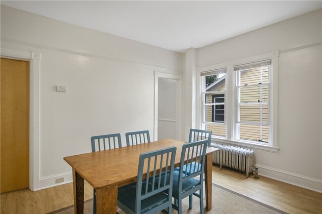 Building Photo - 921 E State St