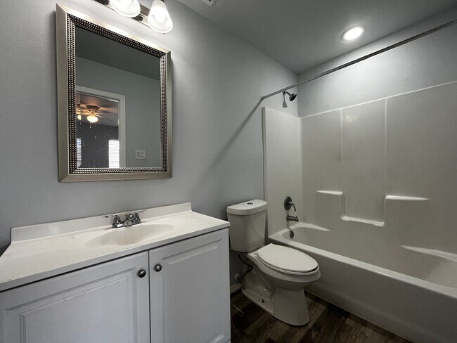 Photo - PM3 - 1301 N Dover Ave. - TNT Unidad A