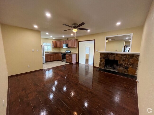 Building Photo - MOVE IN READY 4+2 w/bonus room + open floo... Rental