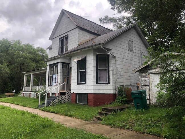 Building Photo - 103 E Prairie Ave
