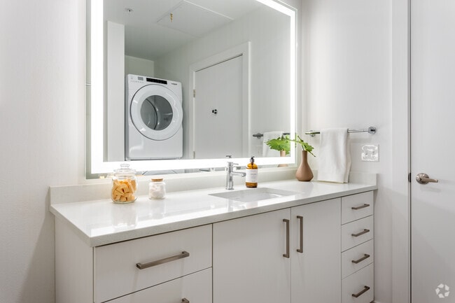 1BR, 1BA - 759SF