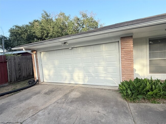 Building Photo - 11119 Atwell Dr