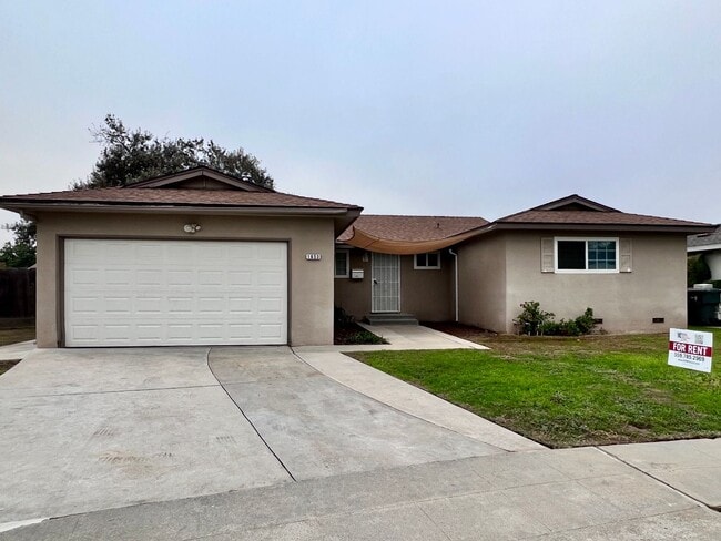 Building Photo - $2,495 Sierra & Cedar, 4 bedroom House - Fresno / Spacious Backyard / Fresh Paint / New Floors