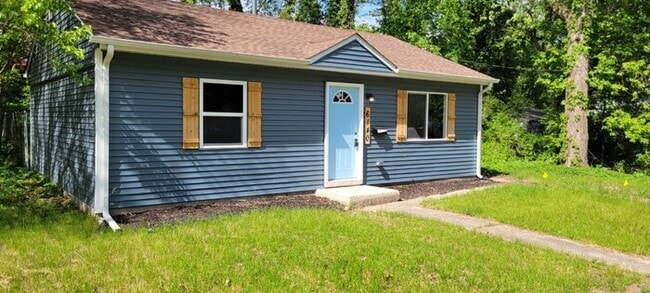 Building Photo - New Rehabbed home close to the train and t...
