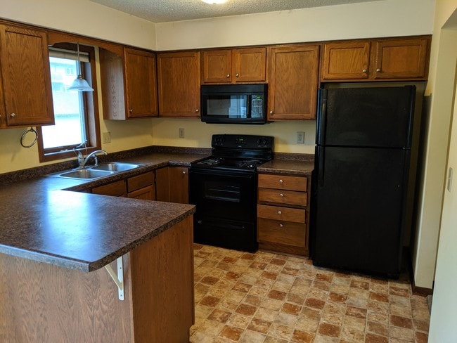 Building Photo - 1465 Whispering Ct Unit 2