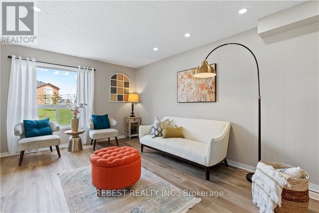 Photo - 800 Paramount Dr