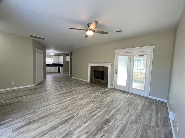 Photo - 421 W 10th St