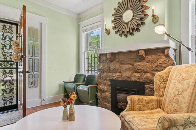 Photo - 670 Maury St