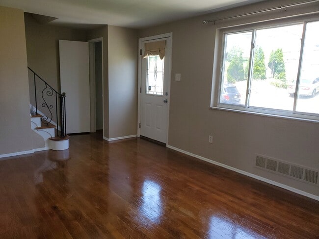 Building Photo - 251 Sebring Ave