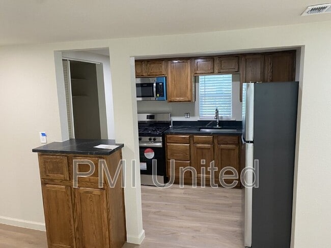 Photo - 1100 E Hickory St