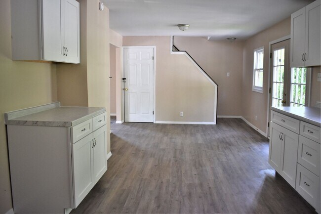 Photo - LEASE PENDING AS OF 05/06/2025: Lovely 3 b...