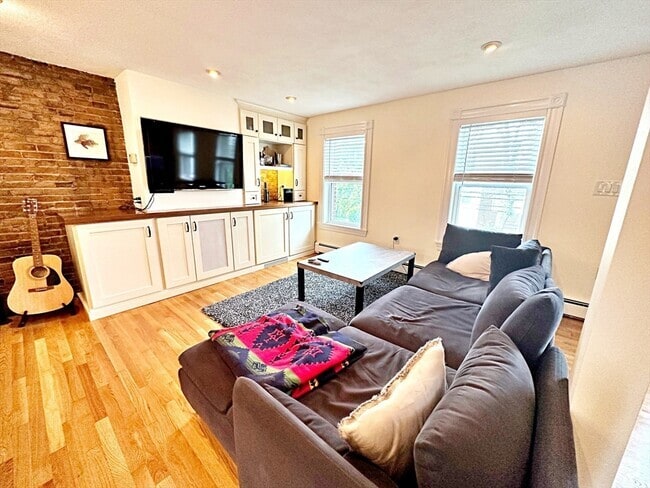 Building Photo - 187 Everett St Unit 2 Rental