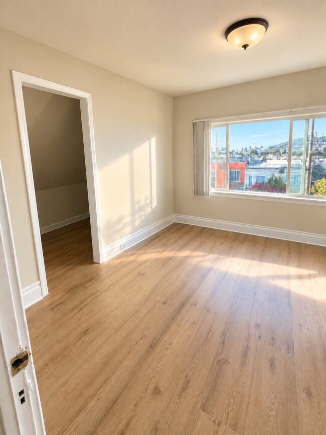 Photo - 1071 Hanover St
