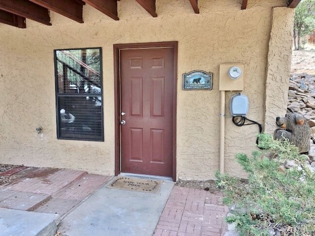 Building Photo - Furnished Studio Apartment - All Bills Paid
