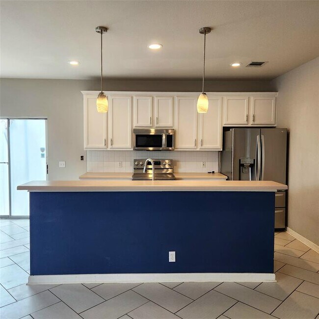 Photo - 107 Holmstrom St