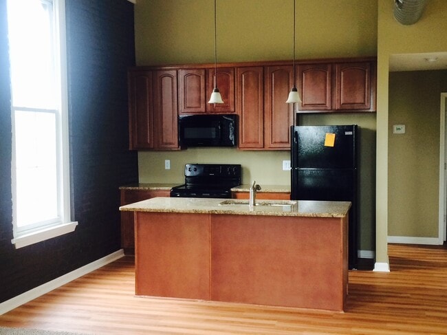 Building Photo - 133 S Main St Unit 133 South Main Apartment B