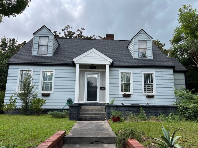 Building Photo - Charming bungalow downtown Rental