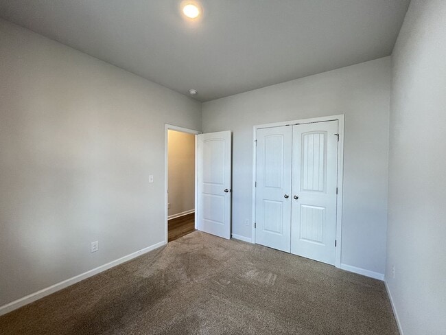 Photo - ONE MONTH FREE RENT IF LEASED BY 10/15!!
