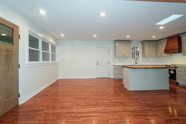 Photo - 440 S May St