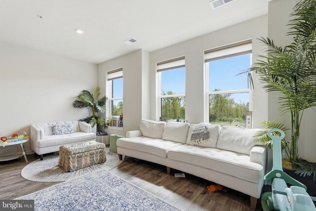 Photo - 20354 Newfoundland Sq