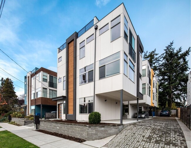 Building Photo - Bright 3 BR 2.5 BA Ballard Townhome